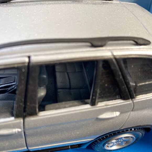 Maisto Special Edition BMW X5 1:24 Scale Die Cast Metal Silver, Vintage Luxury T - Picture 7 of 8